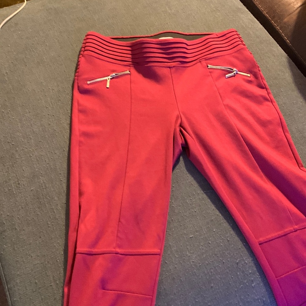 Candie’s slacks in burgundy. Zipper accent.